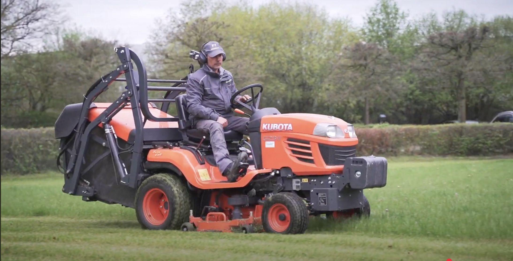 valando Facility Management mäht den Rasen bei der DVAG mit einem Kubota Rasenmäher – professionelle Grünflächenpflege und Rasenpflege.